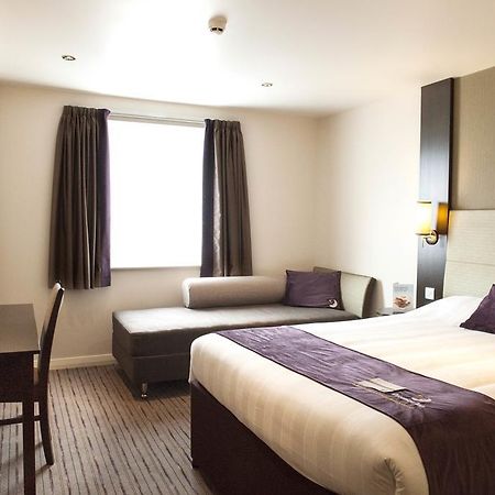 Premier Inn London Brentford Exterior foto