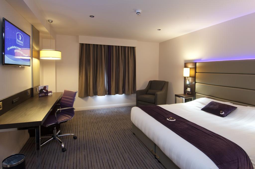 Premier Inn London Brentford Exterior foto