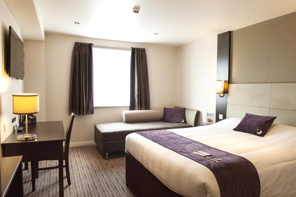 Premier Inn London Brentford Exterior foto